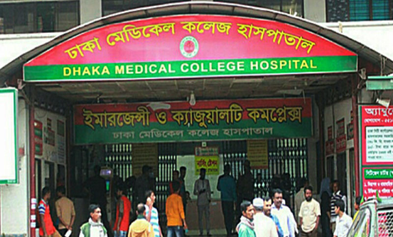 হেলপারের ধাক্কায় পড়ে যাওয়া যাত্রীর পা পিষে দিল বাস