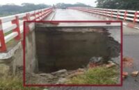 বরিশালে উদ্বোধনের আগেই ব্রিজের সংযোগ সড়কে ধস