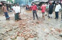 নিজের টাকায় সড়ক সংস্কার করলেন আমতলীর ইউএনও