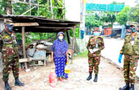 ঝালকাঠিতে সেনাবাহিনীর খাদ্যসামগ্রী বিতরণ