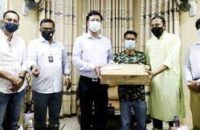 সন্তানের দুধ কিনতে রিকশা চালানো সেই চিত্রশিল্পীর পাশে বন্ধুরা
