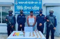 কোস্টগার্ডের অভিযানে হাতিয়ার কুখ্যাত ডাকাত ইলিয়াস দেশীয় অস্ত্রসহ আটক