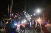 বরিশালে মোটরসাইকেল আরোহীকে বাঁচাতে গিয়ে বাস খাদে