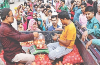 বরিশালে পুলিশ পাহারায় বিক্রি করা হবে টিসিবি পণ্য
