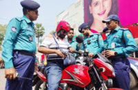 বরিশালে ট্রাফিক পুলিশ সদস্যদের মাঝে বডি অর্ন ক্যামেরা চালু