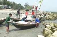 তীরে ফিরেছেন জেলেরা, দাবি কিস্তি বন্ধের