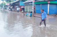 বরিশালে টানা বৃষ্টিতে রাস্তাঘাটে হাঁটুপানি, দুর্ভোগে নগরবাসী