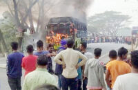 বাস-মোটরসাইকেল সংঘর্ষে প্রাণ গেল বাবা-মেয়েসহ ৩ জনের