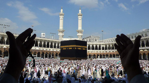 TOPSHOTS Muslim pilgrims perform the final walk (Tawaf al-Wadaa) around the Kaaba at the Grand Mosque in the Saudi holy city of Mecca on November 30, 2009. The annual Muslim hajj pilgrimage to Mecca wound up without the feared mass outbreak of swine flu, Saudi authorities said, reporting a total of five deaths and 73 proven cases. AFP PHOTO/MAHMUD HAMS (Photo credit should read MAHMUD HAMS/AFP/Getty Images)