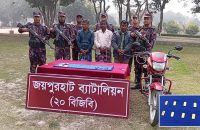 ভারতে পাচারকালে এক কেজি স্বর্ণসহ আটক ৩