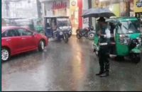 তুমুল ঝড়-বৃষ্টিতে ভিজে বরিশাল ট্রাফিক পুলিশের দায়িত্ব পালন, প্রসংশা