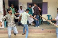 প্রকাশ্যে ভোট দেওয়ায় ভিডিও ধারণ, হামলায় ১০ সাংবাদিক আহত