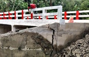 বরিশালে কালভার্ট নির্মাণ কাজ শেষ হওয়ার আগেই ফাটল!