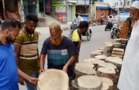 বরিশালে শেষ দিনে জমে উঠেছে কাঠের গুঁড়ি-চাটাইয়ের কেনাবেচা