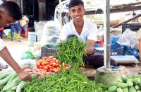 বরিশালে পাইকারি বাজারে কাঁচা মরিচ কেজি ৪০০ টাকা, লাগামহীন সবজির দাম