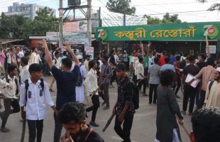 বরিশালে মহাসড়কে শিক্ষার্থীরা, ‘পুলিশ বক্সে হামলা’