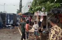বরিশালে পুলিশের পোশাক খুলে রেখে গাড়ি ভাঙচুর, অগ্নিসংযোগ