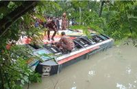 ঝালকাঠিতে নিয়ন্ত্রণ হারিয়ে বাস খাদে, আহত ১২