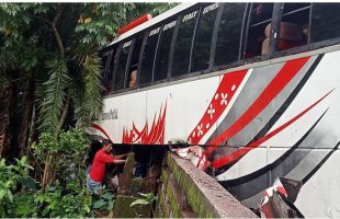 রাজাপুরে নিয়ন্ত্রণ হারিয়ে ব্রিজের রেলিংয়ে আটকে গেল বাস, আহত ১০