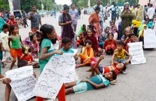 বরিশালে তিন সন্তানের জননীকে হত্যার অভিযোগ: সড়ক অবরোধ