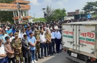 বরিশাল বিশ্ববিদ্যালয়ের ছাত্রী নিহতের ঘটনায় সড়ক অবরোধ, সড়কেই জানাজা