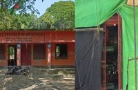বরিশালে স্কুলের পাশে মুরগির খামার, দুর্গন্ধে অতিষ্ঠ শিক্ষার্থীরা