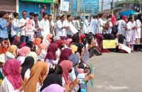 বরিশালে মেডিকেল টেকনোলজিস্ট শিক্ষার্থীদের সড়ক অবরোধ