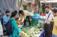 বরিশাল বিশ্ববিদ্যালয় ছাত্রদের উদ্যোগে ন্যায্যমূল্যে সবজি বিক্রি