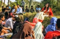 বরিশাল বিশ্ববিদ্যালয়ে শ্রেণিকক্ষ সংকটে তালতলায় শিক্ষার্থীদের ক্লাস