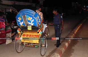 বাউফলে রাতে রিকশা চালাতে পুলিশের বাধা