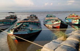 ঈদযাত্রা নির্বিঘ্ন রাখতে ২০ দিন বন্ধ বাল্কহেড চলাচল, নৌ-রুটে থাকবে বিশেষ টহল