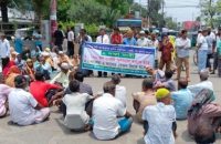 বকেয়া বেতনসহ দুই দফা দাবিতে বিসিসির কর্মচারীদের সড়ক অবরোধ