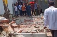 বরিশালে ভেঙ্গে দেয়া হলো চলাচলের রাস্তায় থাকা বাউন্ডারি দেয়াল, উভয় পক্ষের মধ্যে উত্তেজনা