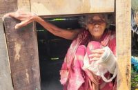 পটুয়াখালীতে দুটি ছেলে থাকতেও মুরগির খোপে থাকেন শতবর্ষী মা!