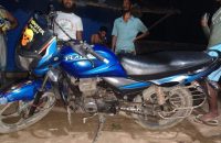 বাউফলে গ্রামবাসীর ডাক-চিৎকারে মোটরসাইকেল ফেলে পালিয়েছে ডাকাত দল