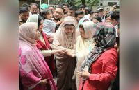 পায়ে হেঁটে ফিরোজায় ঢুকলেন খালেদা জিয়া, উচ্ছ্বসিত নেতাকর্মীরা