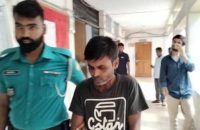 চরমোনাইতে স্কুলছাত্রীকে ধর্ষণচেষ্টার সময় জনতার হাতে লম্পট আটক