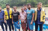 মেঘনায় জাহাজে চাঁদাবাজি করার অভিযোগে আটক তিন