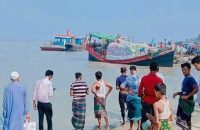 হাতিয়ায় ৬ কোটি টাকার পণ্য নিয়ে ট্রলারডুবি, ৬ মাঝিমাল্লা উদ্ধার