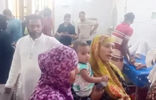 লালমোহনে সিএনজি উল্টে একই পরিবারের ৭ জন আহত