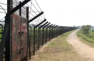 সীমান্তে টিকটক করতে গিয়ে বিএসএফের হাতে আটক ২ কলেজছাত্র