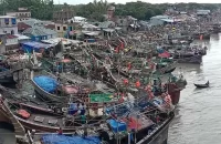 বঙ্গোপসাগর উত্তাল, মহিপুর-আলীপুর আড়ৎ ঘাটে নোঙর শত শত ট্রলার