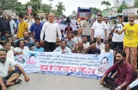 মহাসড়ক অবরোধ করে চেয়ারম্যানের অপসারণ দাবি, সীমাহীন দুর্ভোগ