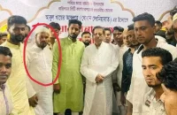 প্রকাশ্যে ঘুরছে হামলাকারীরা দিচ্ছে হুমকি, পুলিশ বলছে পলাতক!