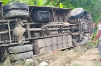 বরিশালে নিয়ন্ত্রণ হারিয়ে বাস খাদে, আহত ১০