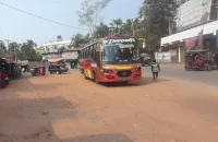 বরিশালে বাস চাপায় হেলপার নিহত