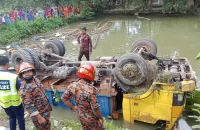 বরিশালে নিয়ন্ত্রণ হারিয়ে ট্রাক পুকুরে, নিহত ২