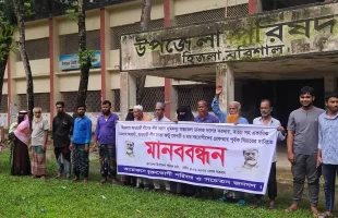 হিজলায় ভূমিদস্যু ঝন্টু বেপারী’র বিরুদ্ধে এলাকাবাসীর মানববন্ধন