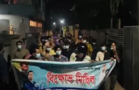 গভীর রাতে মাস্ক-হেলমেট পরে ছাত্রলীগের মিছিল