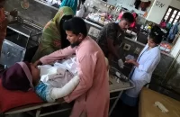 মহাসড়কের পাশে পলিথিনে মোড়ানো নারী, জ্যান্ত উদ্ধার
